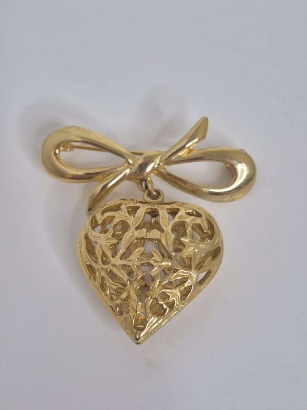 Heart Brooch Pin Ribbon Gold Tone Dangle Open Work Puffy Hollow Dimensional 2"